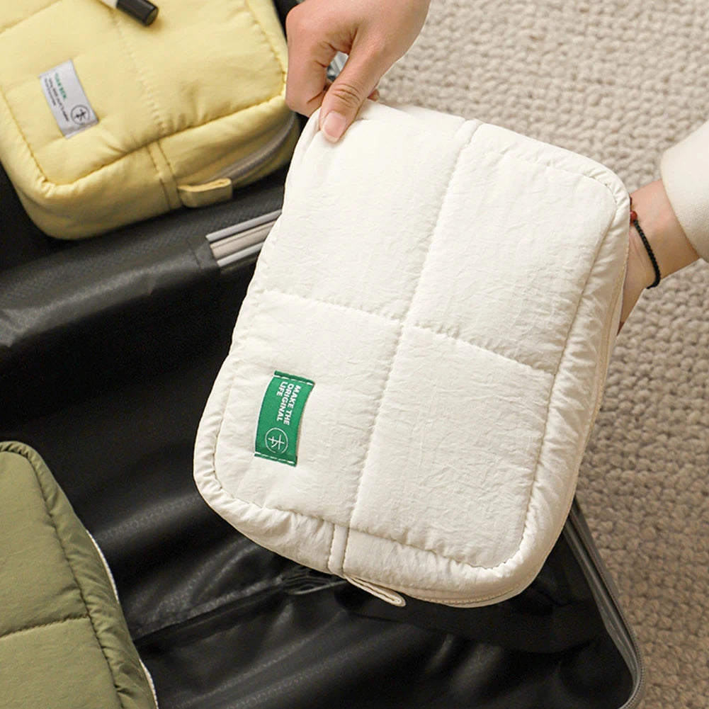 Women Quilted Makeup Bag Makeup Storage Bag Aesthetic Cosmetic Holder Bag Waterproof Puffer Cosmetic Pouch Outdoor Travel Bag