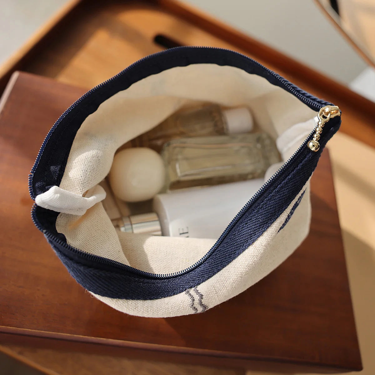 Embroidered cosmetic bag Literary Simple storage bag Travel portable zipper Makeup bag Ethnic style liner Handmade Medium bag